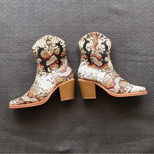NWOT YOKI Brea 25 Western Cowboy Rodeo Snakeskin Boots Booties 6.5 Block Heel